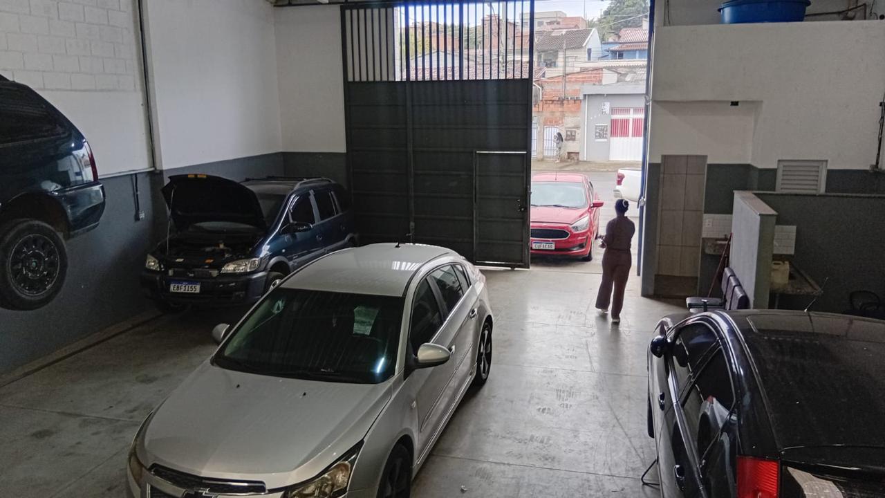 Interior da oficina da RR Retífica, com carro em atendimento