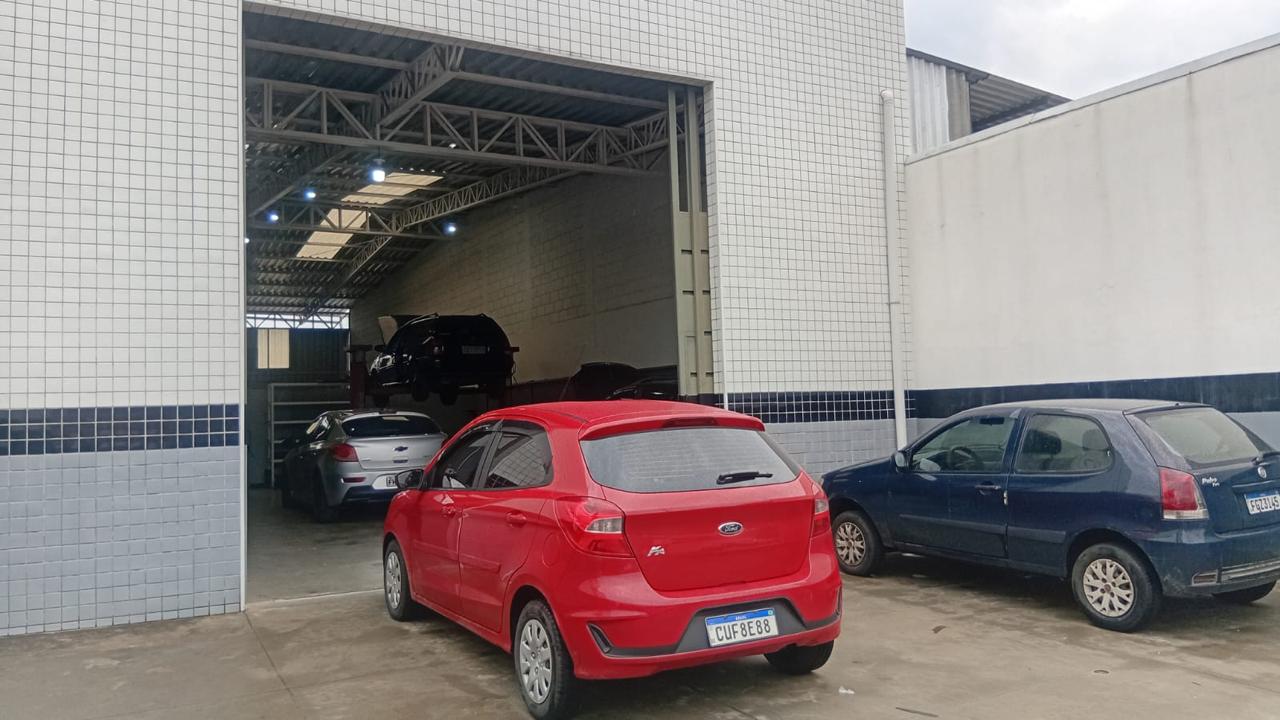 Carro no box de serviço da oficina da RR Retífica
