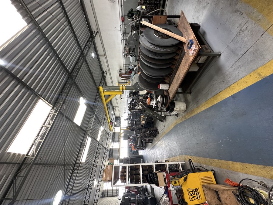 Peças de motor no setor de usinagem da RR Retífica